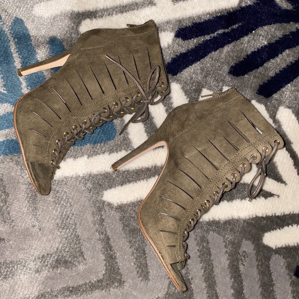 Forever 21 high heeled zipper back